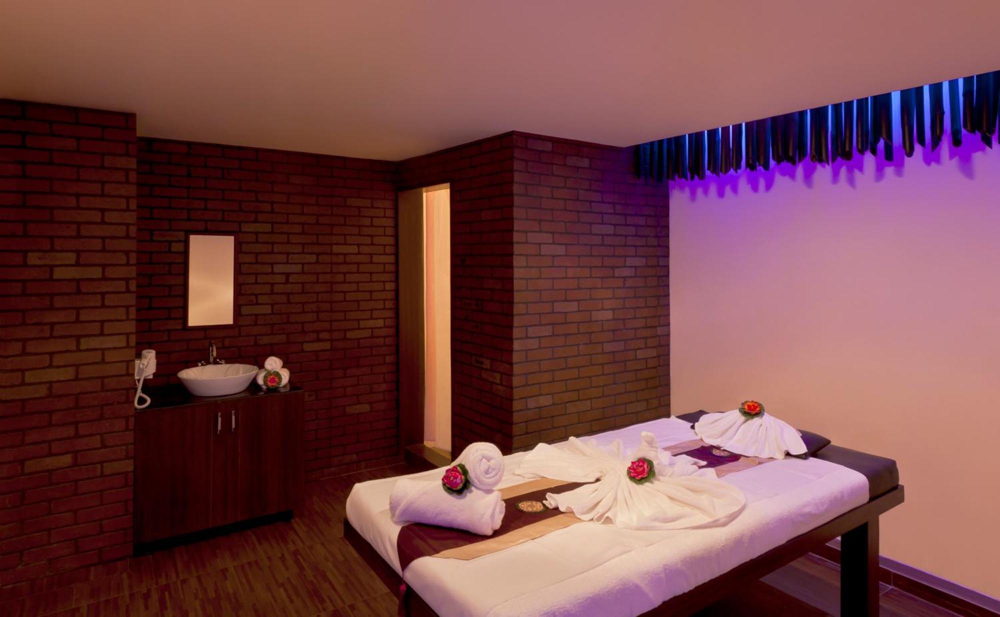 Hotel Gokulam Park